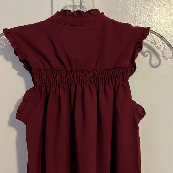 Sleeveless smocked maroon blouse small - Picture 5 of 7